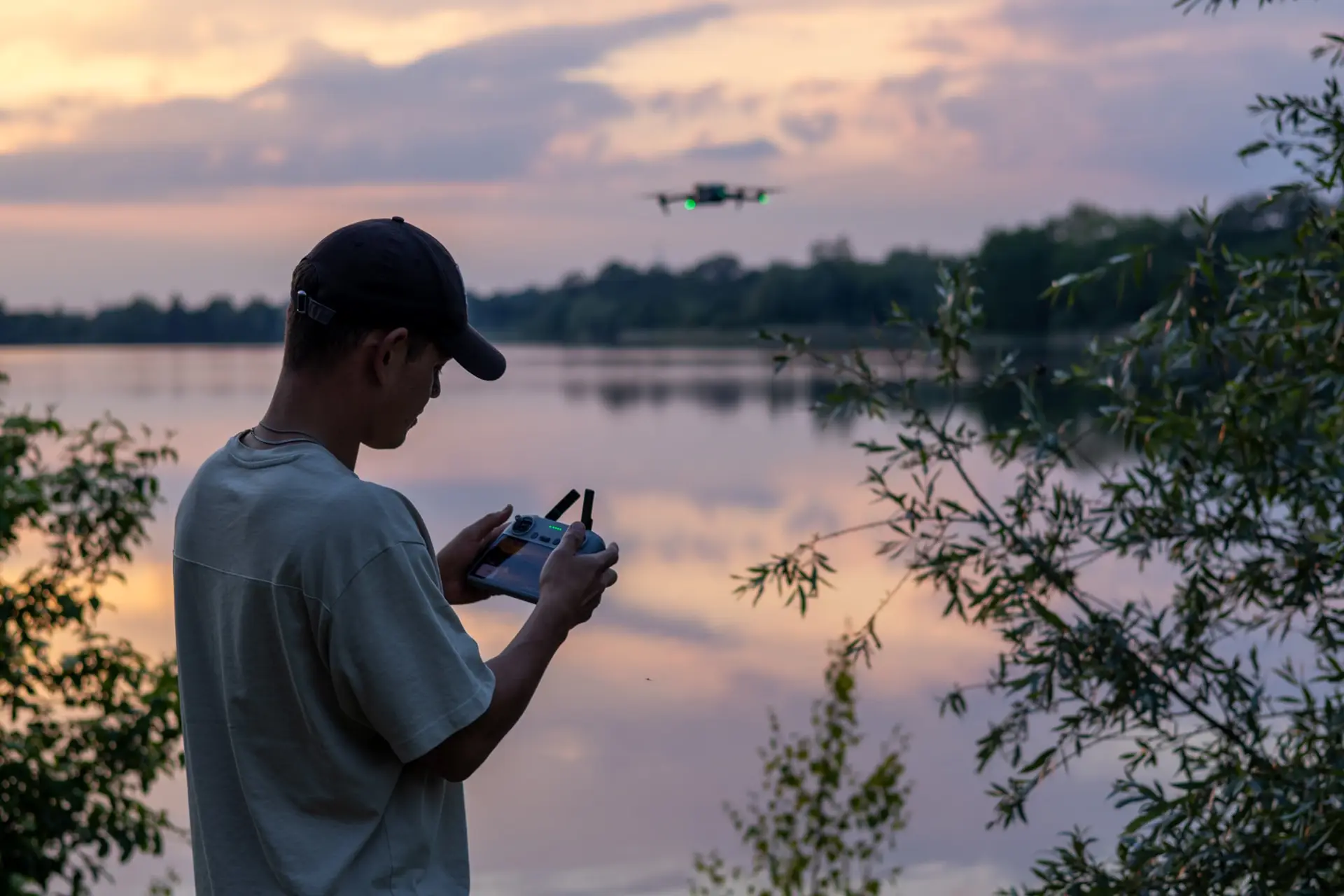 Man vliegt buiten met drone