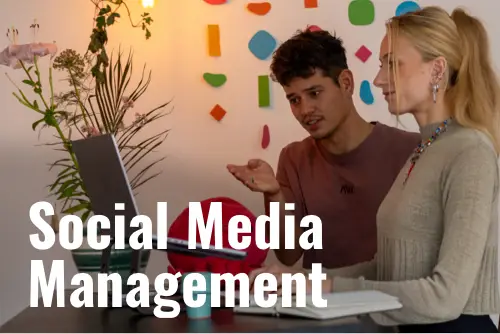 Man en vrouw aan het werk met woorden "Social Media Management"