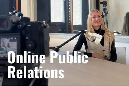 Vrouw in podcastopnames met tekst 'Online Public Relations'