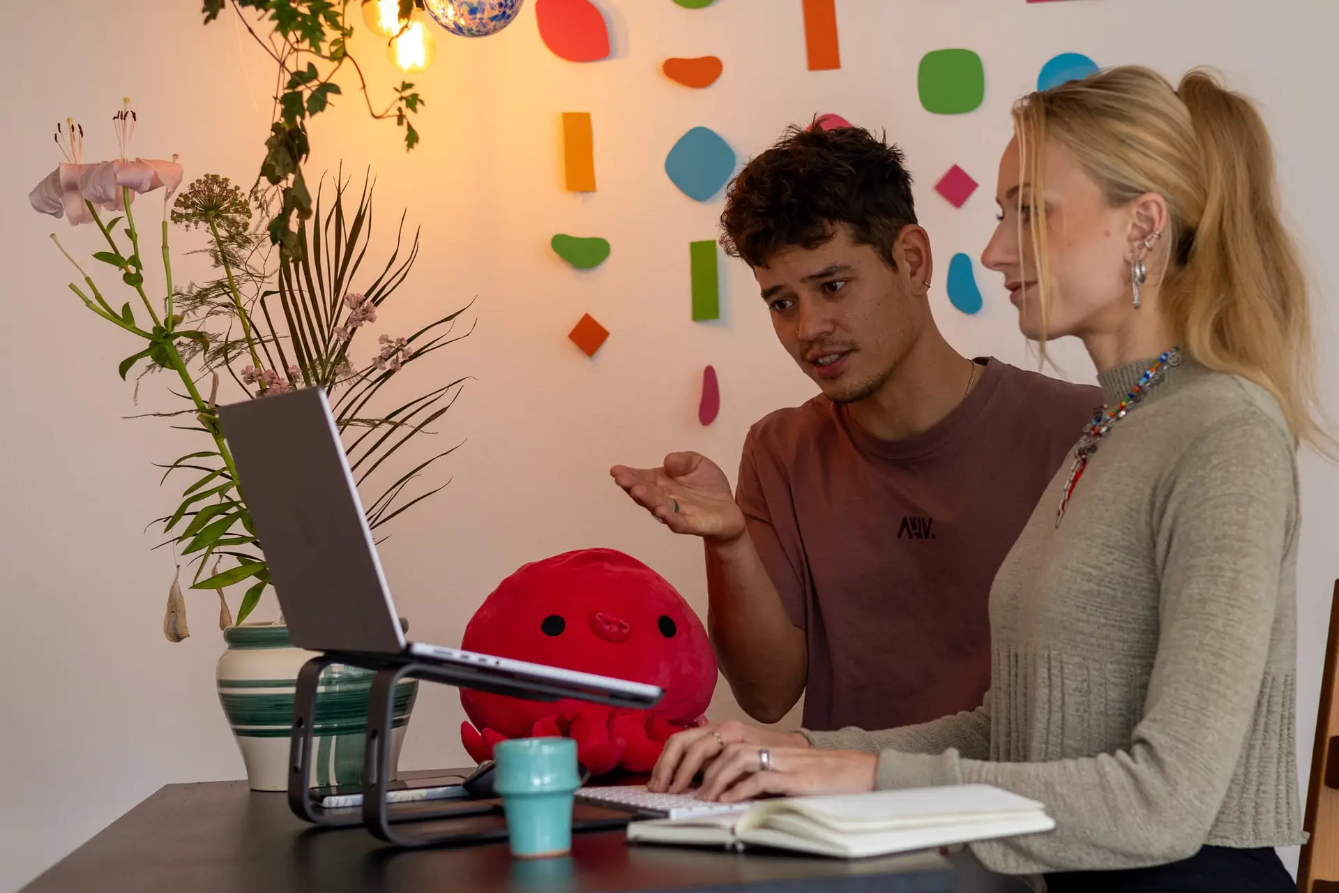 Man en vrouw werken op laptop